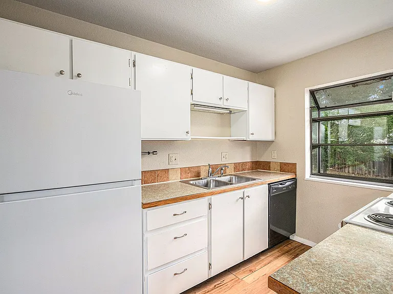 906 Mansfield Dr — Photo 6
