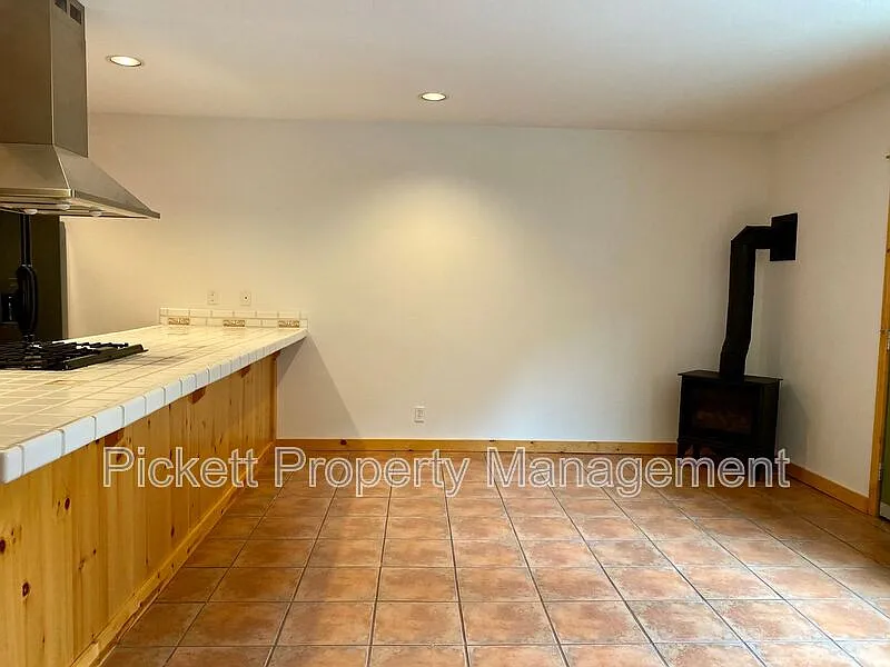 2 bed, 1.5 bath, 1405 sqft, $1,975 — Photo 4