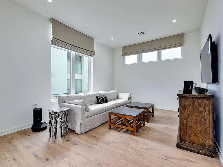 3301 Cantwell Ln — Photo 3