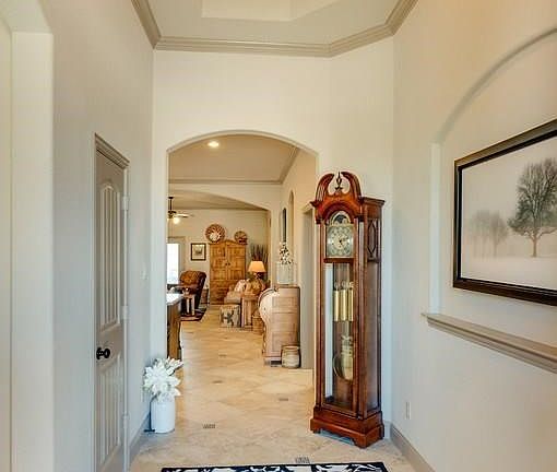 Dramatic entrance with tray ceiling are art niche