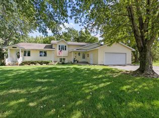 2045 Foothill Trl S, Shakopee, MN 55379