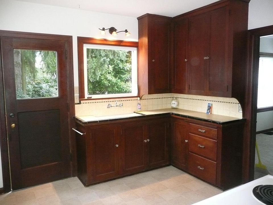 Roomy, light & bright kitchen with granite counter tops