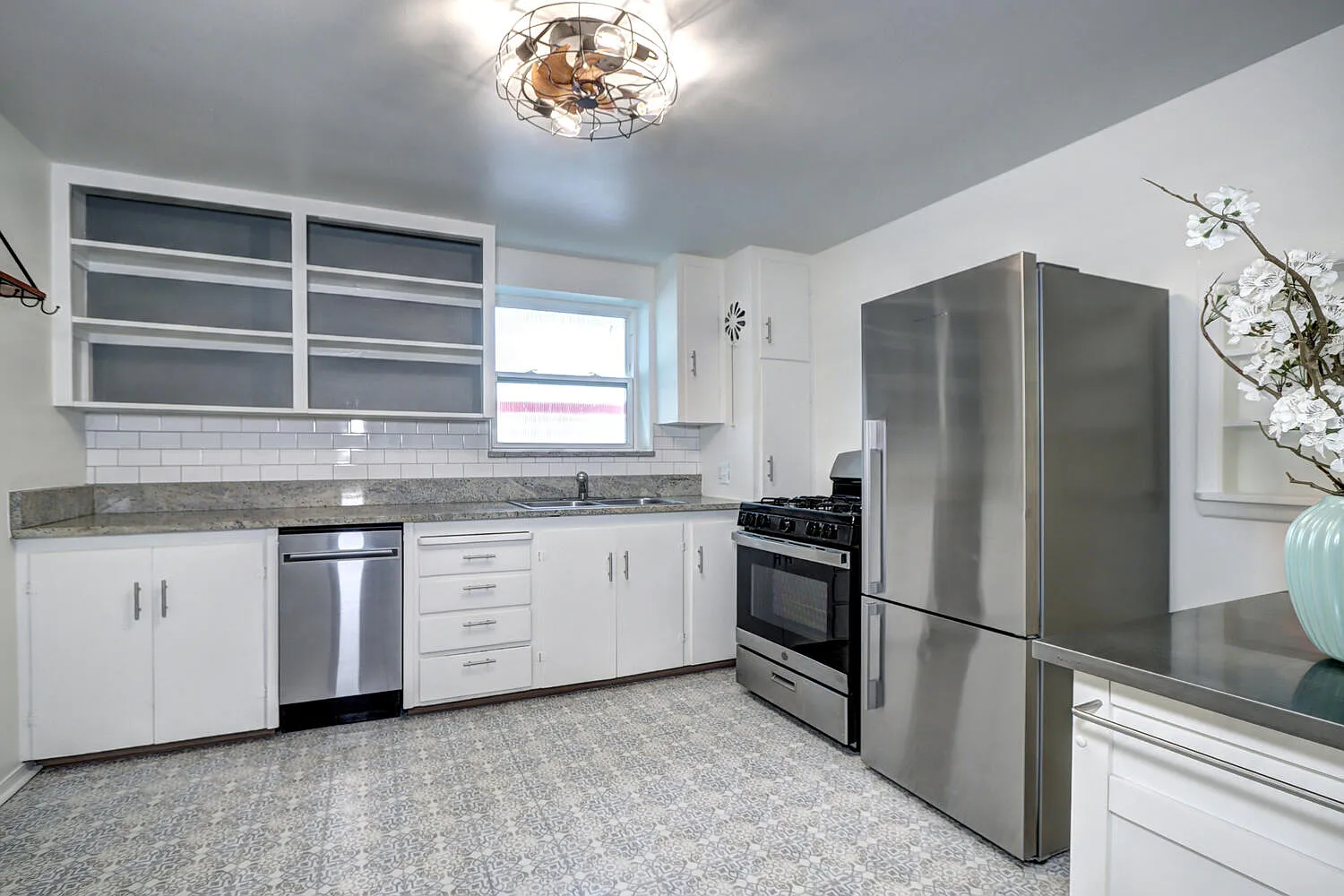 2 bed, 725 sqft, $1,200 — Photo 2
