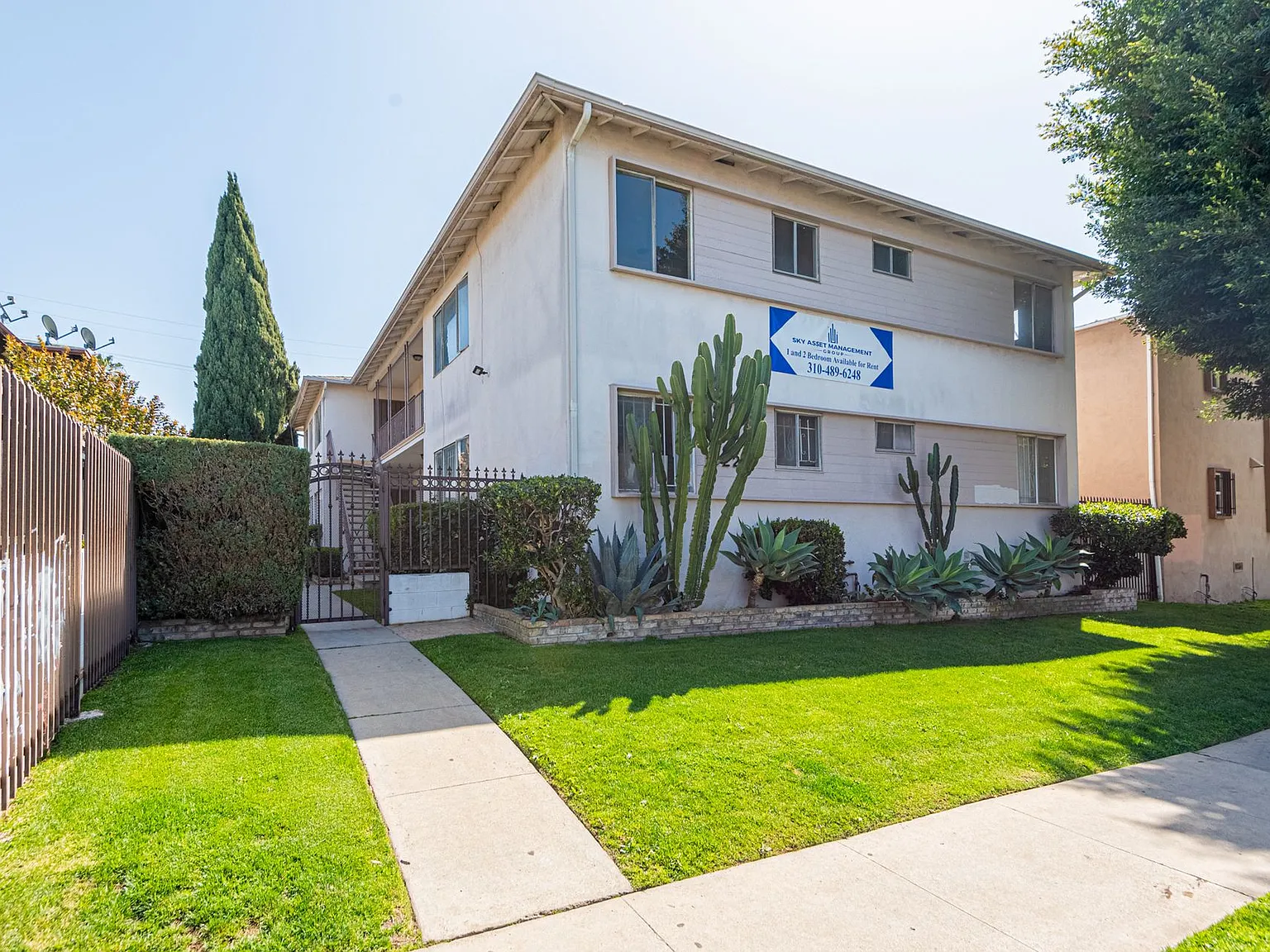 10226 Darby Ave — Photo 4