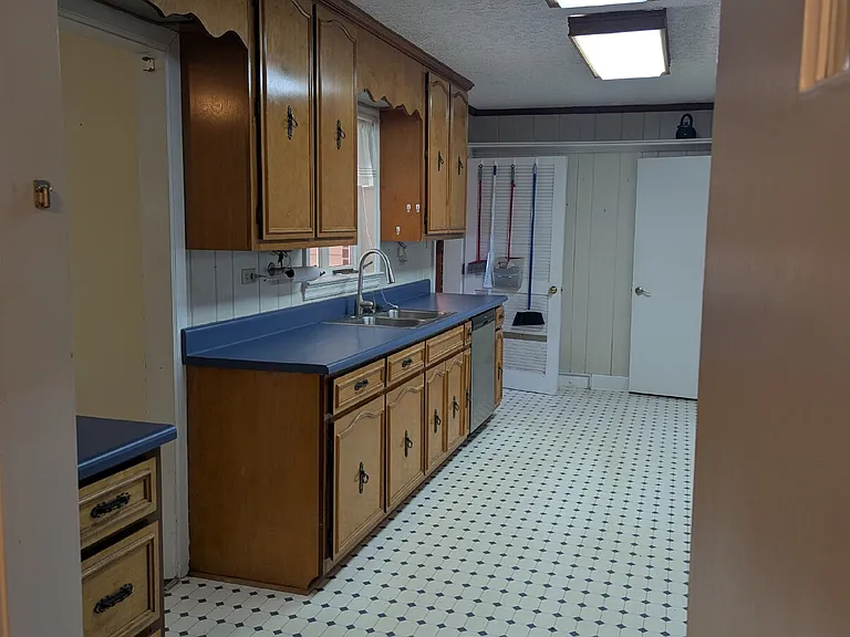 610 W Charlton St — Photo 25