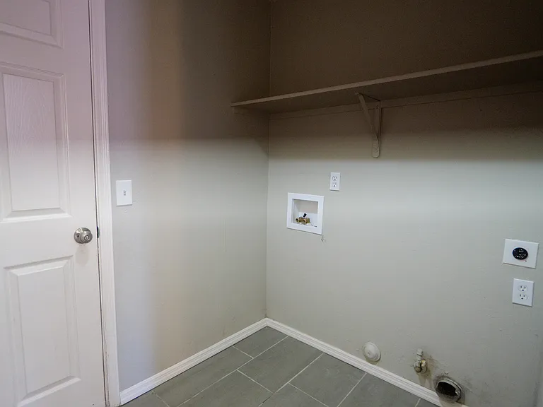 2430 N Quesnel Loop — Photo 18