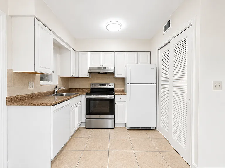 Santa Monica Apartments — Photo 14