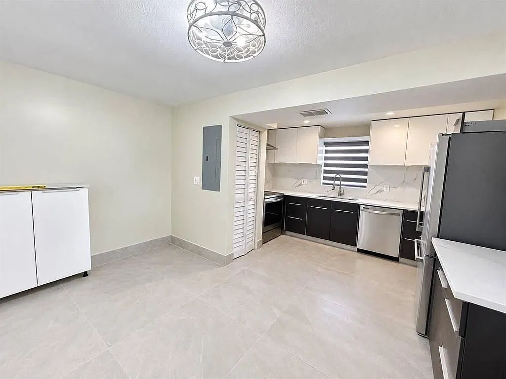 3 bed, 3.0 bath, 1620 sqft, $3,250 — Photo 2