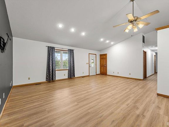 5th image of 305 Candlelight Ln