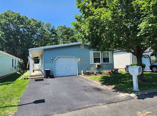 127 Village Cir W, Manorville, NY 11949