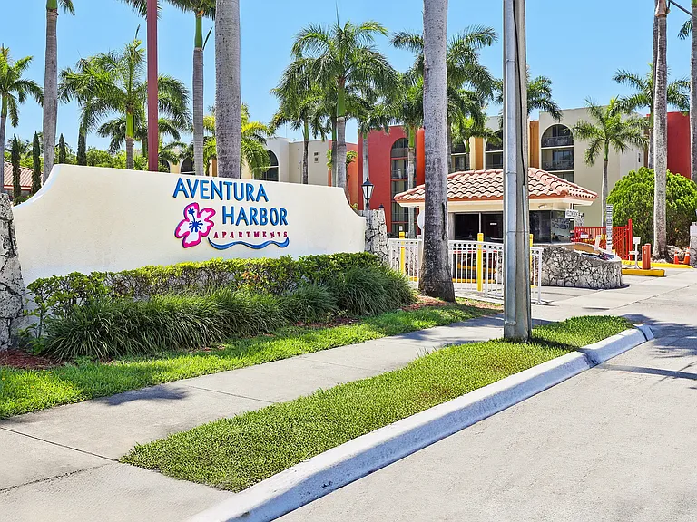 Aventura Harbor Entrance