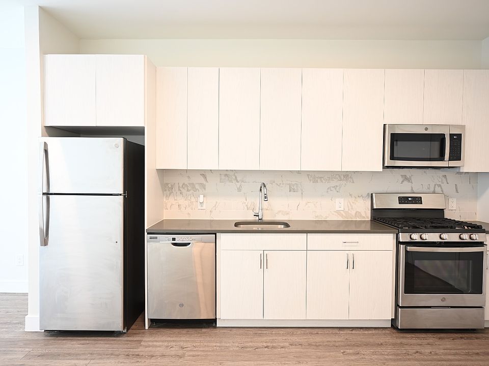 1st image of 475 William St Unit 404