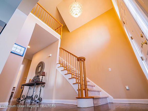 4th image of 55 Arrowwood Ct