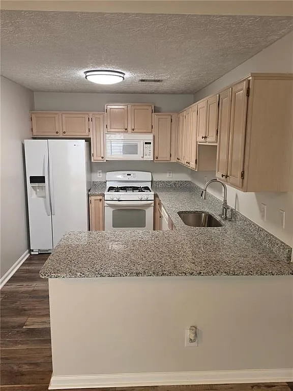 3 bed, 2.0 bath, 968 sqft, $1,950 — Photo 4