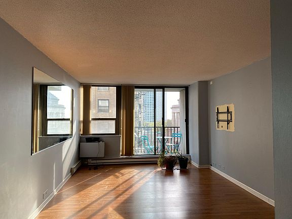 3rd image of 2740 N Pine Grove Ave Floor 7