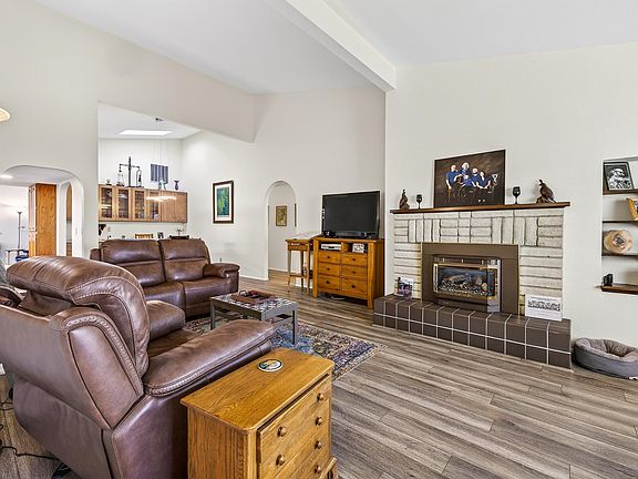 3rd image of 1928 Meadows Dr N