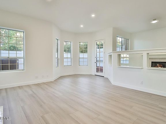 5th image of 20950 Oxnard St APT 9