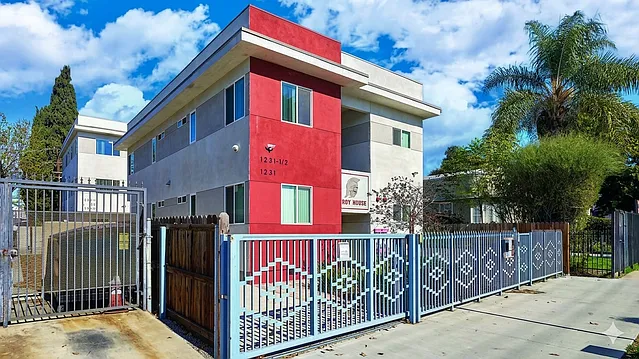 1231 USC Housing Units — Photo 1