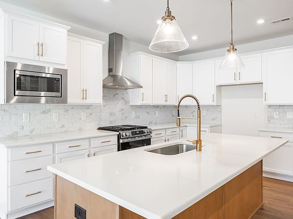 004 HHHunt Homes Meadow Kitchen 004