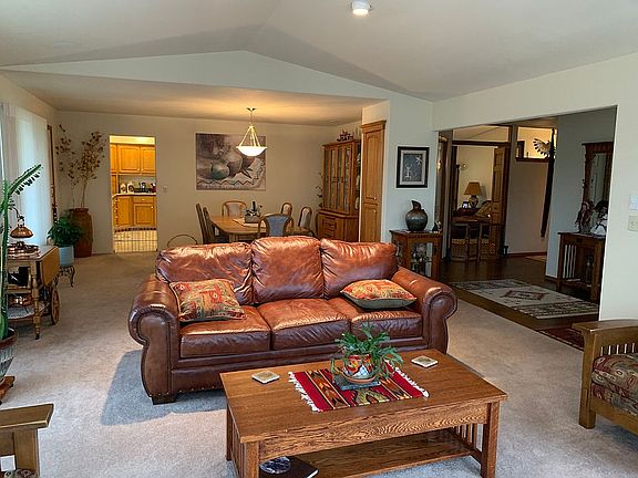 3rd image of 405 Heartwood Ln