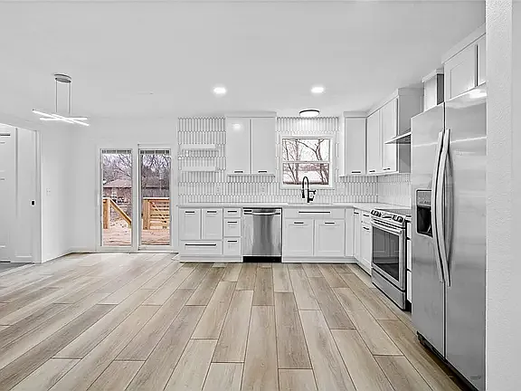 2205 Douglas St — Photo 12