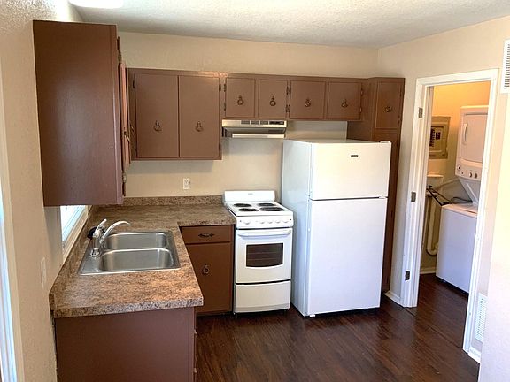 Kitchen, Oven/Range, Fridge, Washer and Dryer Provided!!