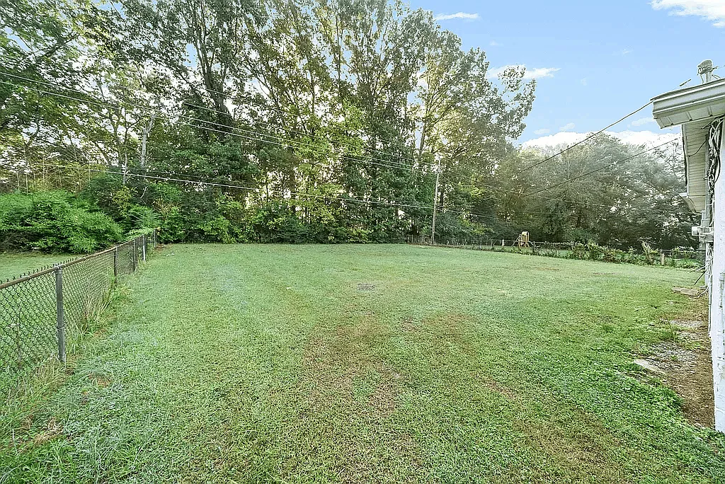 4 bed, 2.5 bath, 2500 sqft, $2,300 — Photo 3