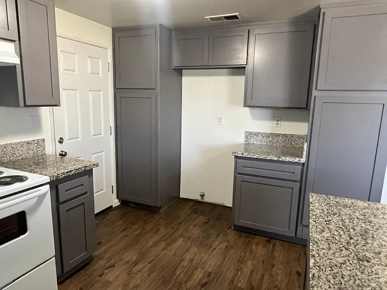 5712 Stockdale Hwy #1 — Photo 2