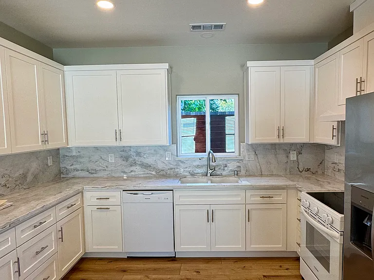 1307 Cahill Ave — Photo 3