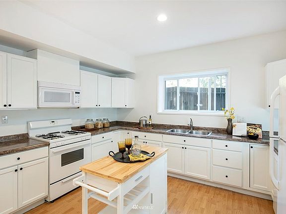 5th image of 19522 12th Ave NE #A