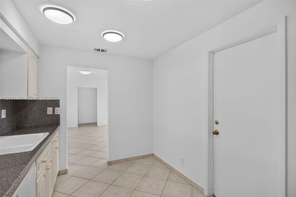 341 NW 25th Ct, photo 9