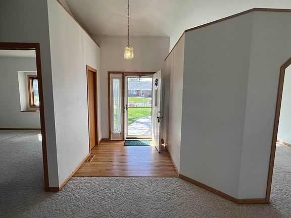 3rd image of 5511 Chestnut Ln