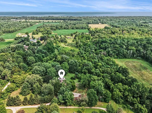 7800 Hemlock Dr, Lakeport, MI 48059