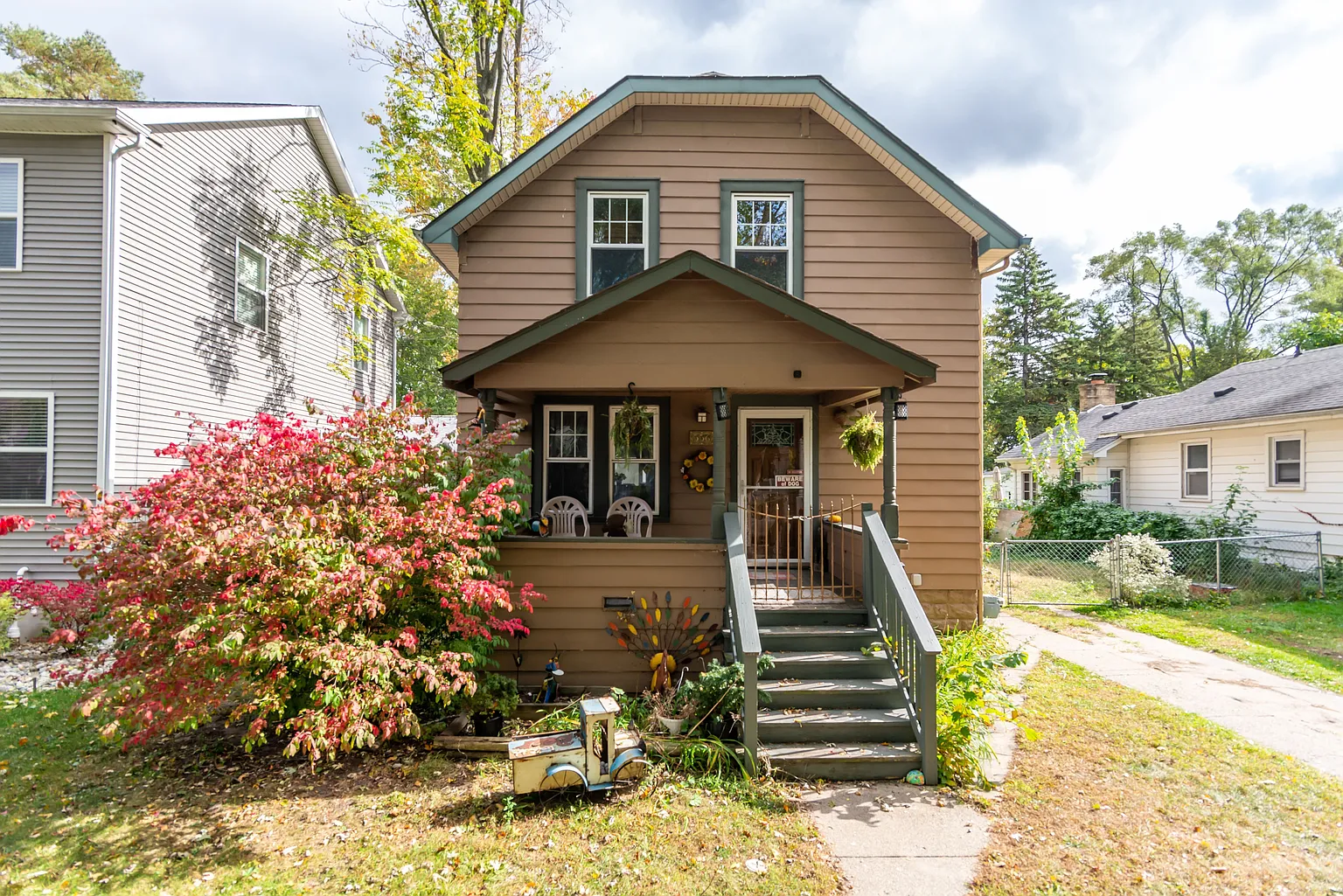 556 Saint Louis St photo 1
