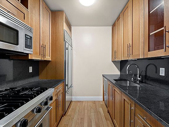 2nd image of 88 Greenwich St APT 607