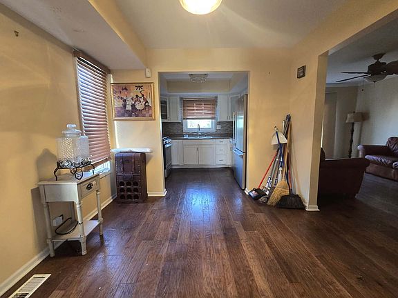 5th image of 1010 Patricia Ln