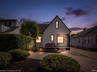 22502 Beach St, Saint Clair Shores, MI 48081