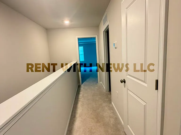 282 Paramount Dr — Photo 12