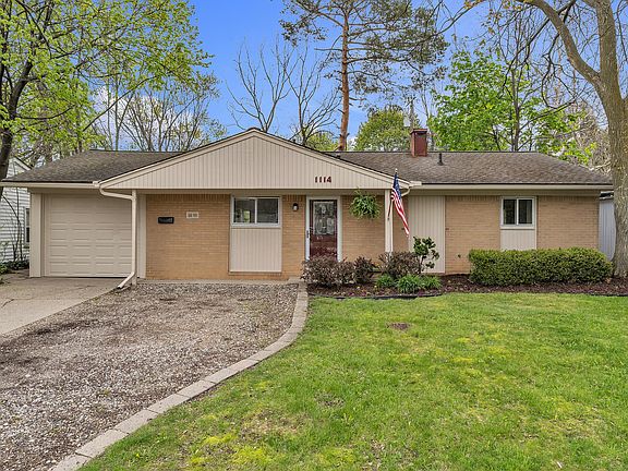 3rd image of 1114 N Maple Rd