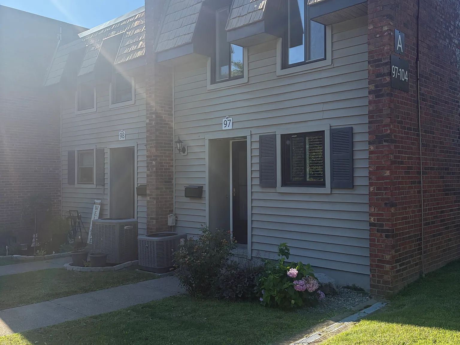2 bed, 1.5 bath, 1100 sqft, $2,000 — Photo 2