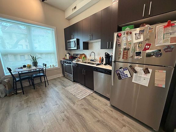 3rd image of 933 W Belle Plaine Ave Unit 204