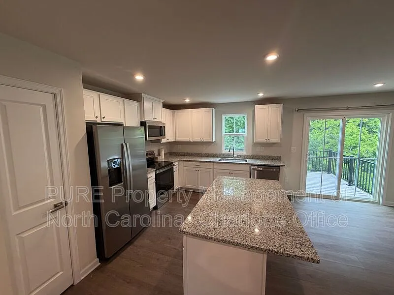 3 bed, 2.5 bath, 1498 sqft, $1,849 — Photo 4