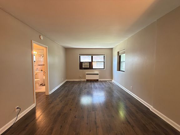 5th image of 3021 Edwin Ave APT 2H