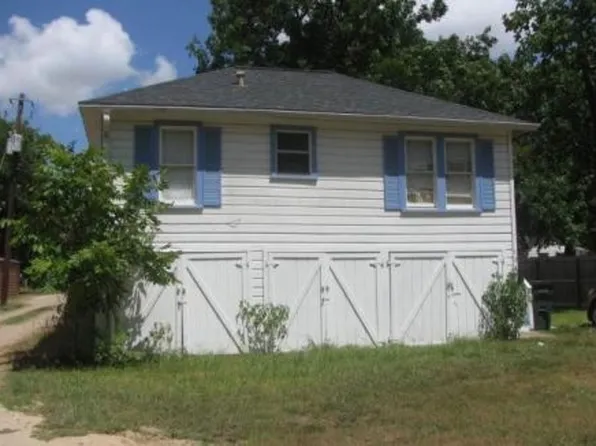 104 W 4th St, El Campo, TX 77437