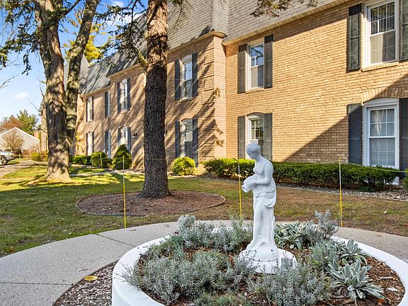 3rd image of 810 W Loire Ct APT 203B