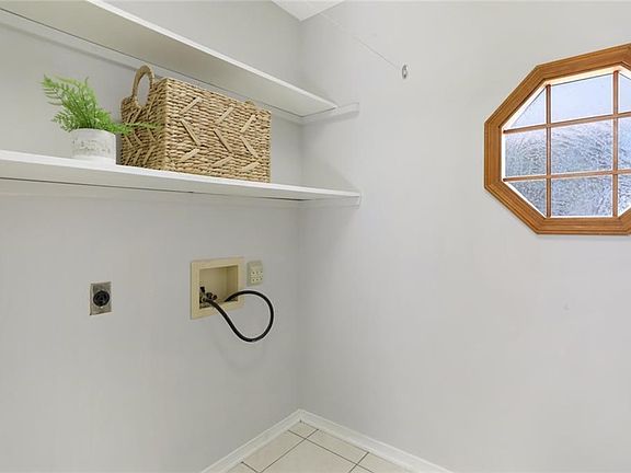 5th image of 725 Canary Pine Ct