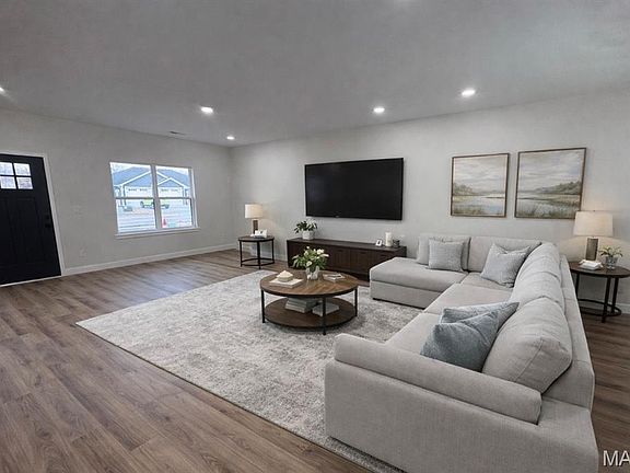 3rd image of 426 Honeysuckle Dr