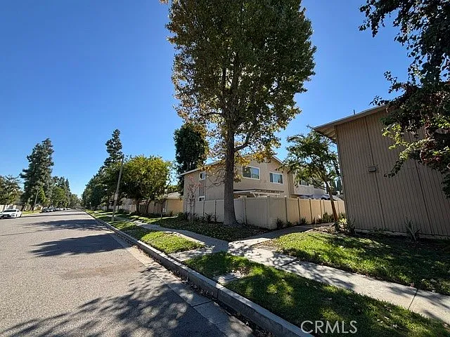 2 bed, 824 sqft, $2,750 — Photo 2