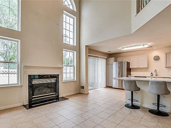 4th image of 303 Harvest Ln