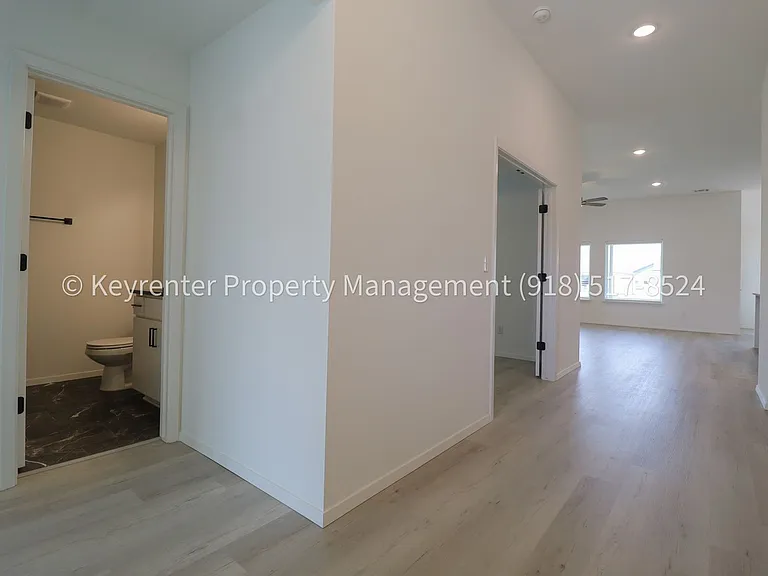 2908 S Redwood Ave — Photo 17